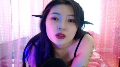 Em hotgirl hàn show ngực nhìn hồng hào vl