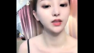 Cô nàng xinh đẹp mặc áo hai dây show nude nứng quá